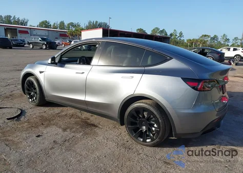 2025 Tesla Model Y Long Range Dual Motor All-Wheel Drive z USA, uszkodzony, nr VIN 7SAYGDEE8SA351818